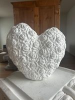 Herzvase mit Rosenmotiv