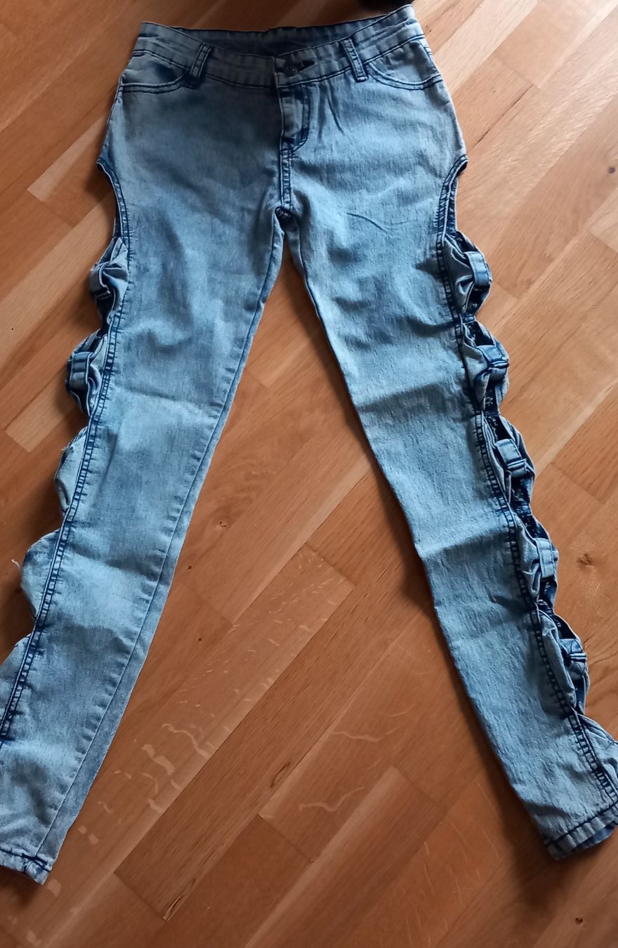 Jeans: Jeans fendu sur les côtés – Neuf (Voir description) à Monthey par Tiz_dan
