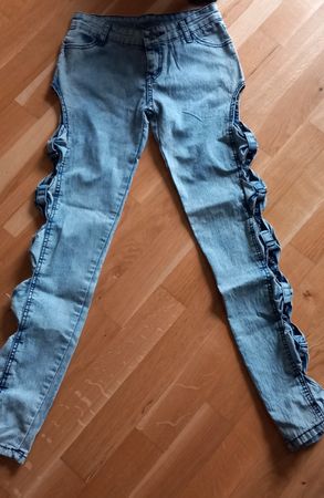 Jeans fendu sur les côtés