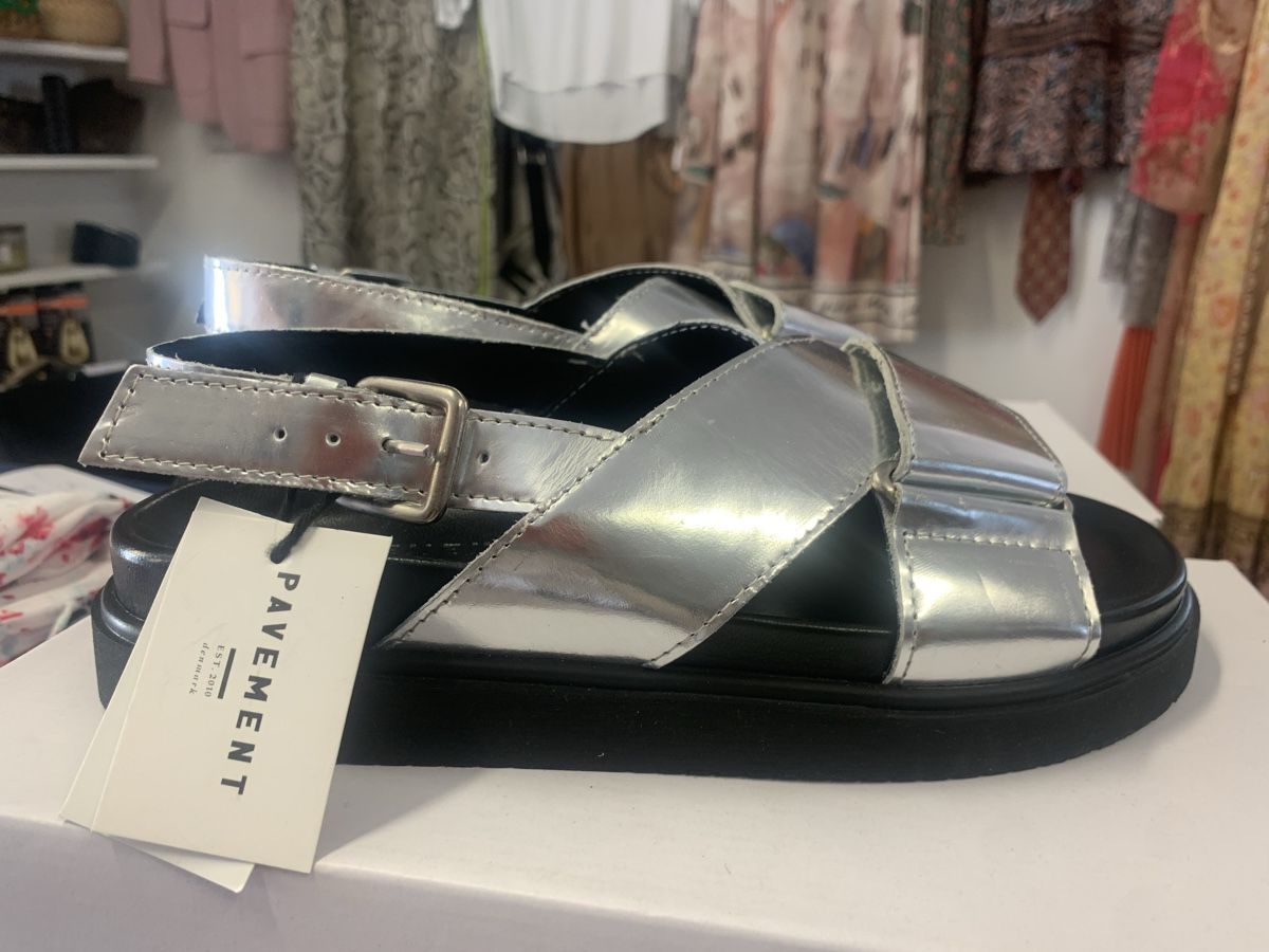 Scarpe da donna: Neu Silber Sandalen PAVEMENT NP 169.- – Nuovo (secondo la descrizione) da Unterseen venduto da jpowers1971 3