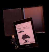 Kindle Paperwhite (10. Generation) mit Lederhülle
