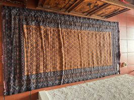 Tapis oriental à motifs géométriques – env. 240 × 125 cm