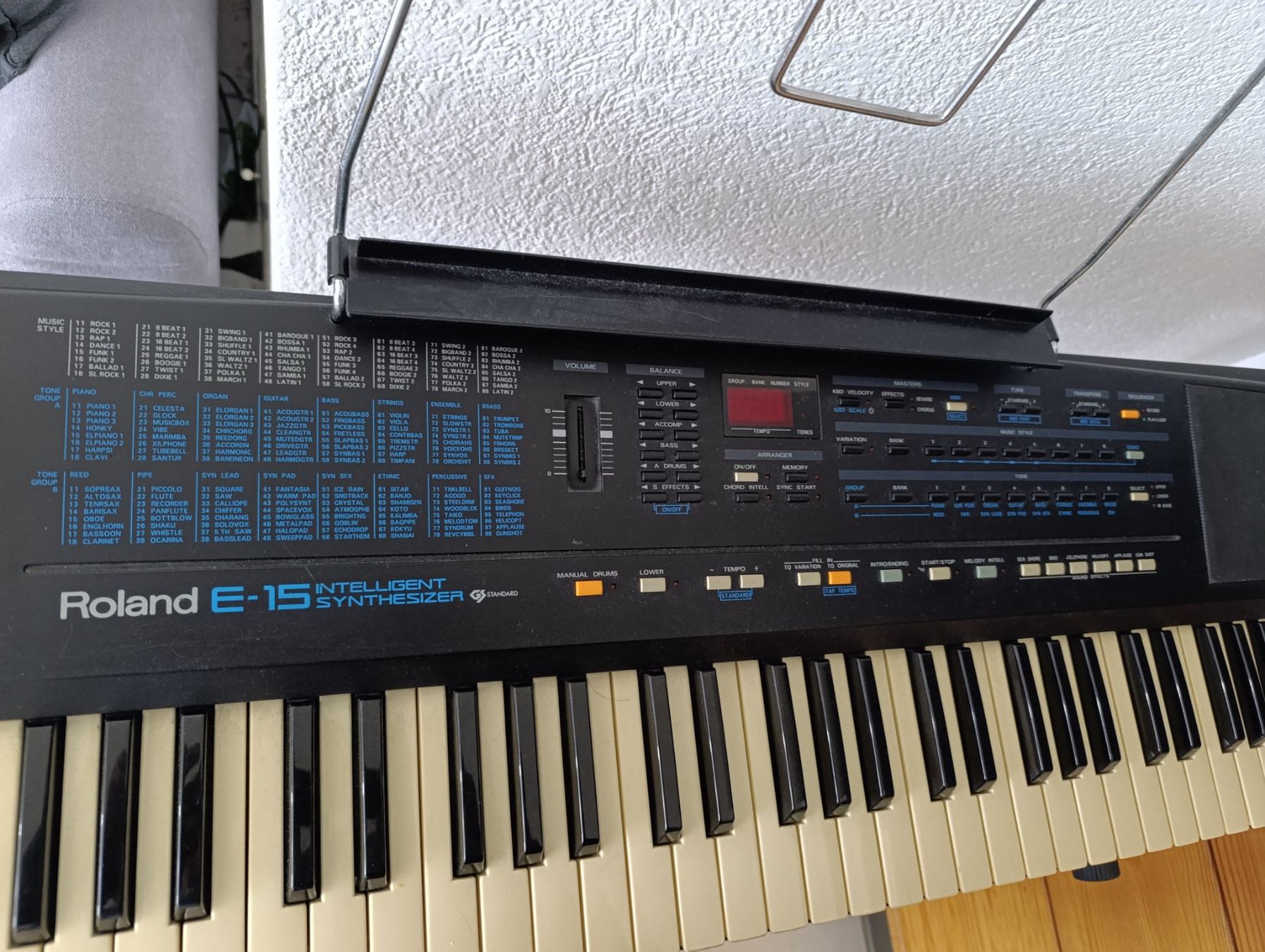 Roland Strumenti musicali: Synthétiseur vintage Roland E-15 avec support – Usato da Orpund venduto da koni_kid 4