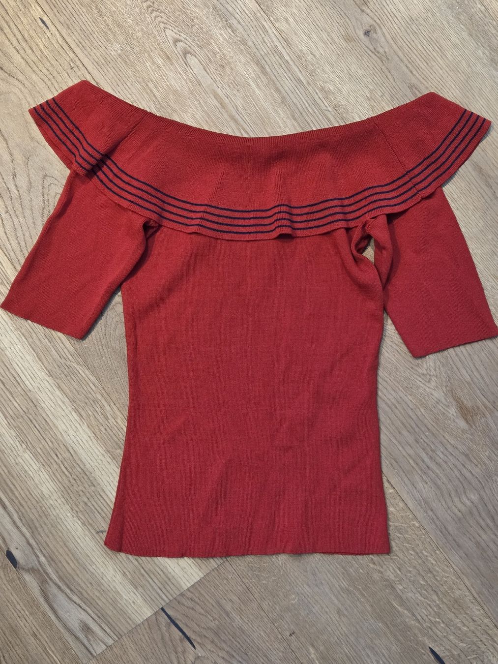 T-Shirts: Rotes Carmen-Shirt Gr. S, Offshoulder Look – Gebraucht aus Emmen von GrabandGo 1