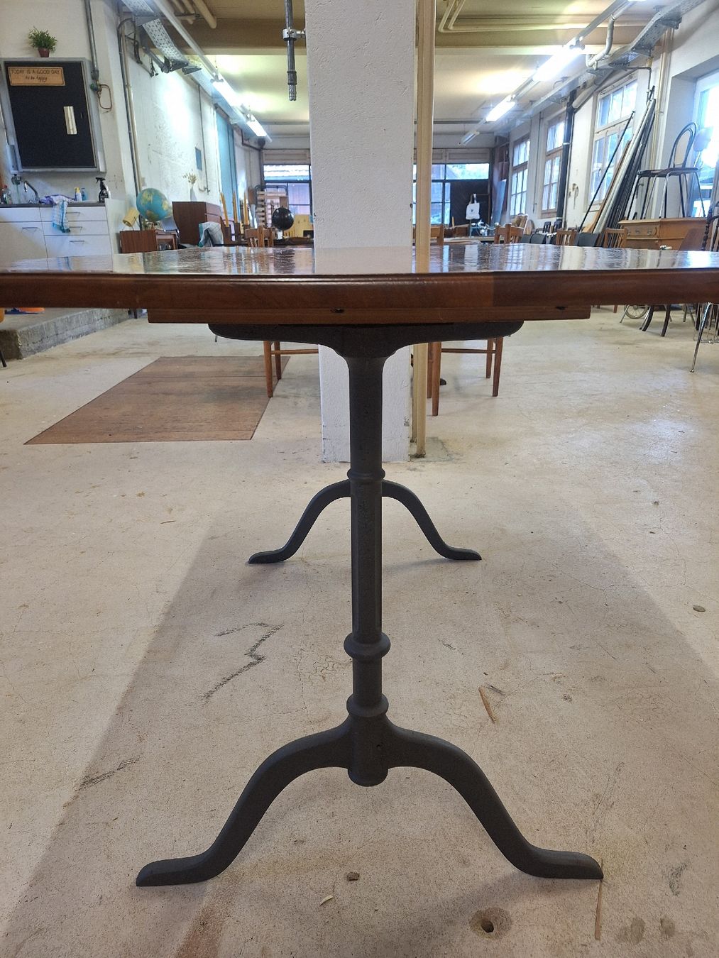 Tavoli: Bistrotisch Nussbaum, Gusseisenfüsse – Usato da Urtenen-Schönbühl venduto da Atelier21_bern 2
