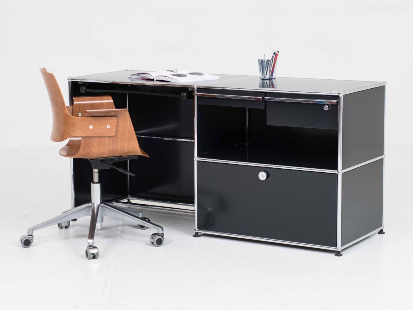 USM Bureaux: USM Schreibtisch in Graphitschwarz – D'occasion à Zürich par STUZH38