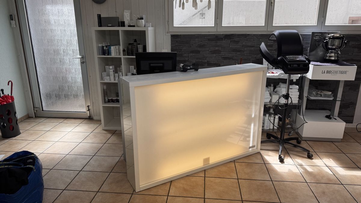 Allestimento di negozi e stand fieristici: Rezeption mit Beleuchtung – Usato da Merenschwand venduto da Ivanhaller