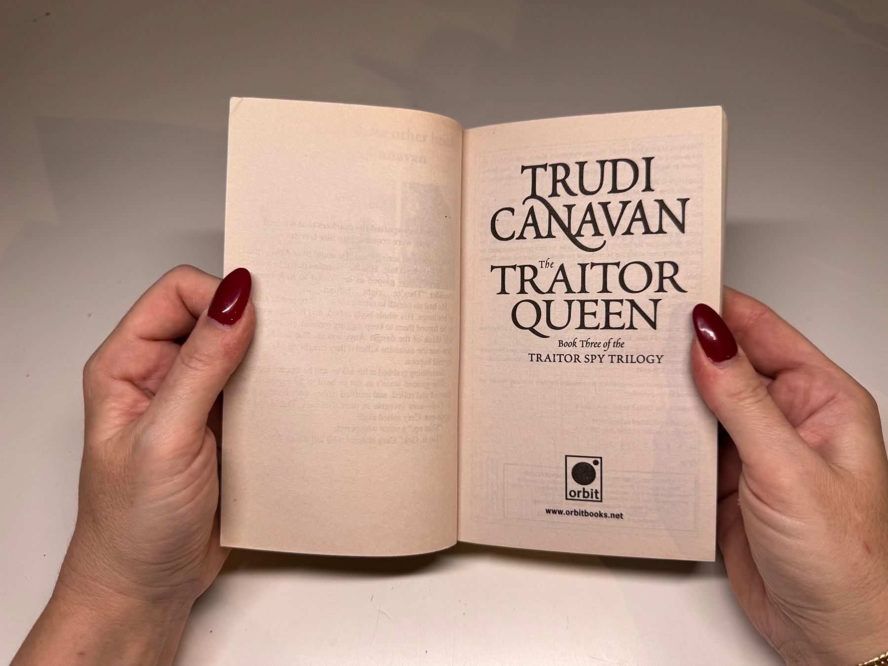 Livres: NOVEL: Trudy Canavan, Traitor Queen – D'occasion à Grosswangen par English_books 2
