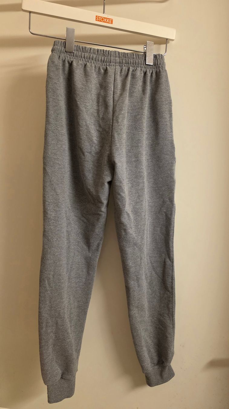 Pantalons: graue Trainerhose Gr. 140 – D'occasion à Zürich par Pemberleys 1