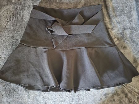 Skort Zara schwarz mit Bindeband Grösse XS Zustand gut
