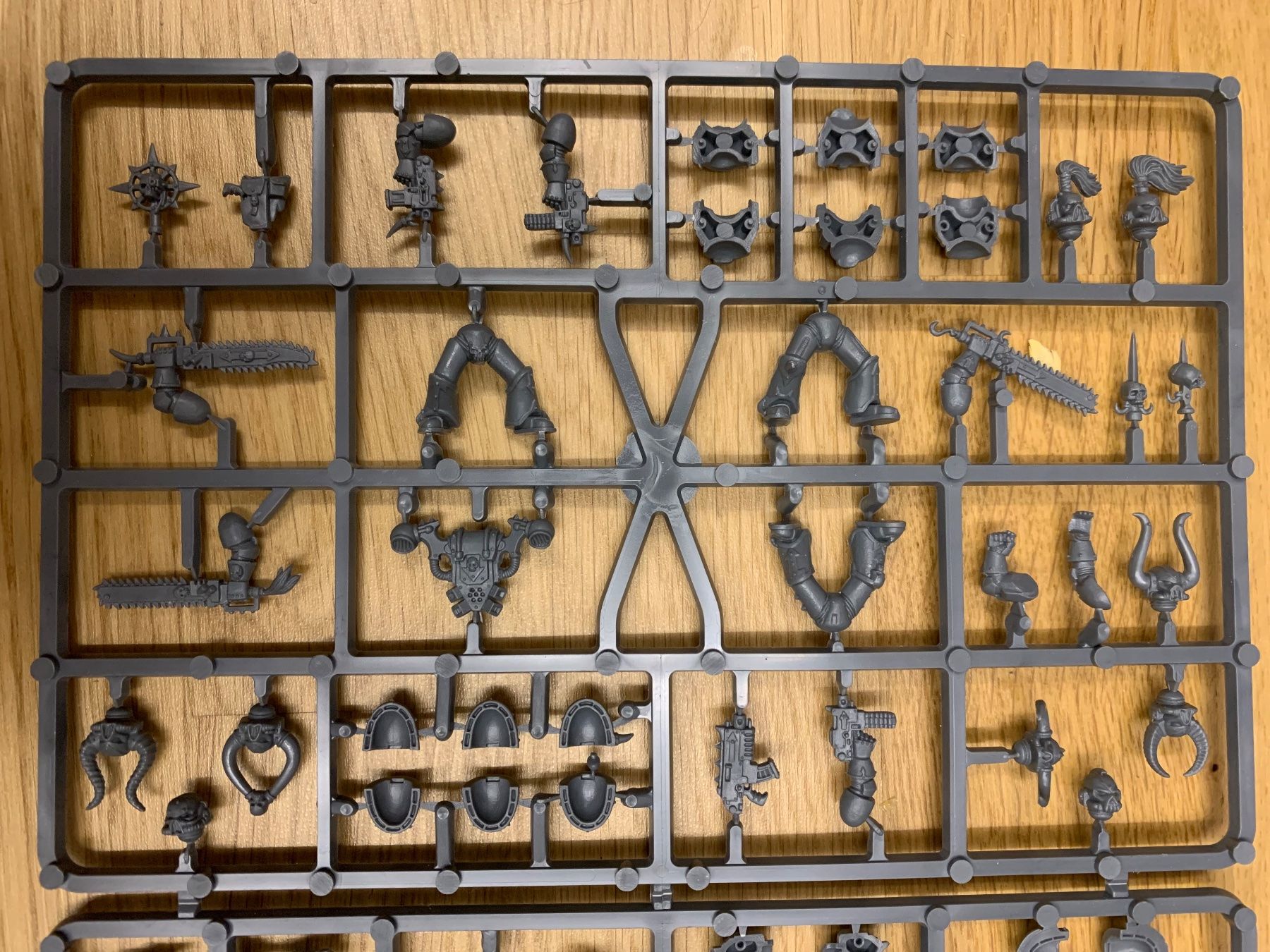 Statuette: Warhammer 40000 Chaos Space Marines – Nuovo (secondo la descrizione) da Winterthur venduto da Compiorg 1