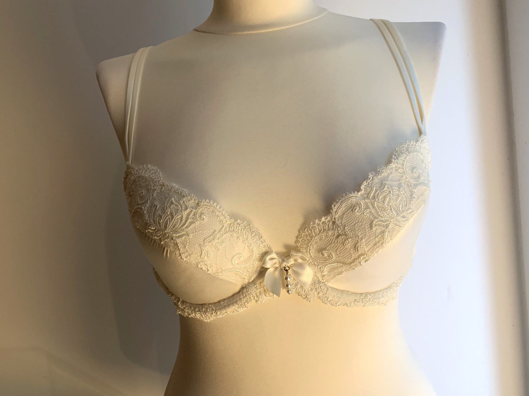 Lise Charmel Altra biancheria intima: LUXUS-BH-SET SEIDE/SPITZEN VON LISE CHARMEL – Nuovo e nell'imballaggio originale da Starrkirch-Wil venduto da Evelyne222 3