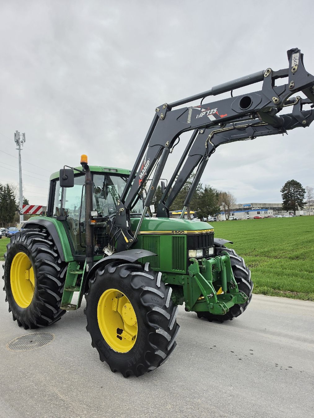 John Deere Trattori: John Deere 6900 mit Druckluft & Frontlader PERLE! – Usato da Bösingen venduto da lauda-lauda