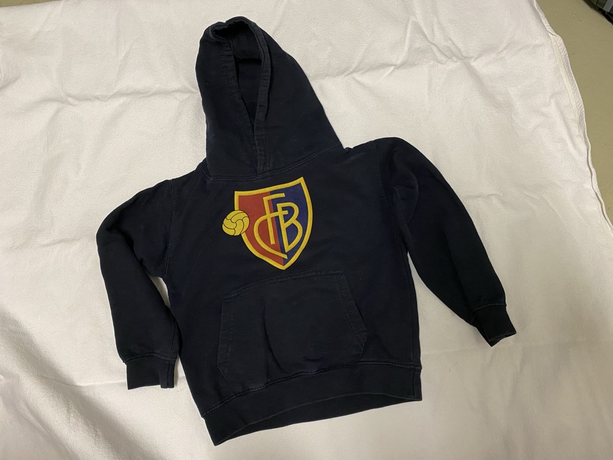 Pullover & Sweatshirts: FCB-Hoodie in grösse 116 – Gebraucht aus Sissach von SV-650