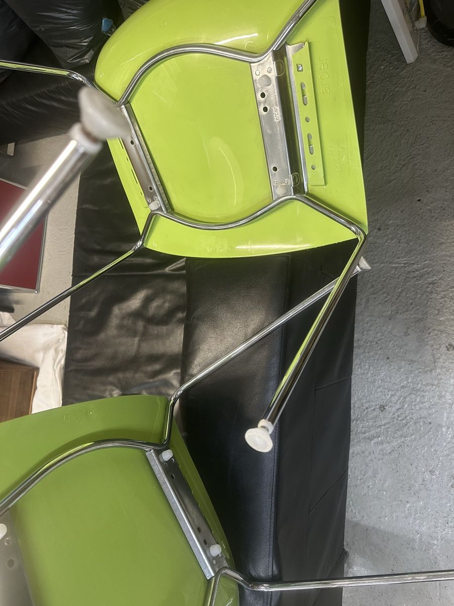 Arper Stühle: 2 chaises bicolores Arper – Gebraucht aus Cugy fr von osc_lxr7 2