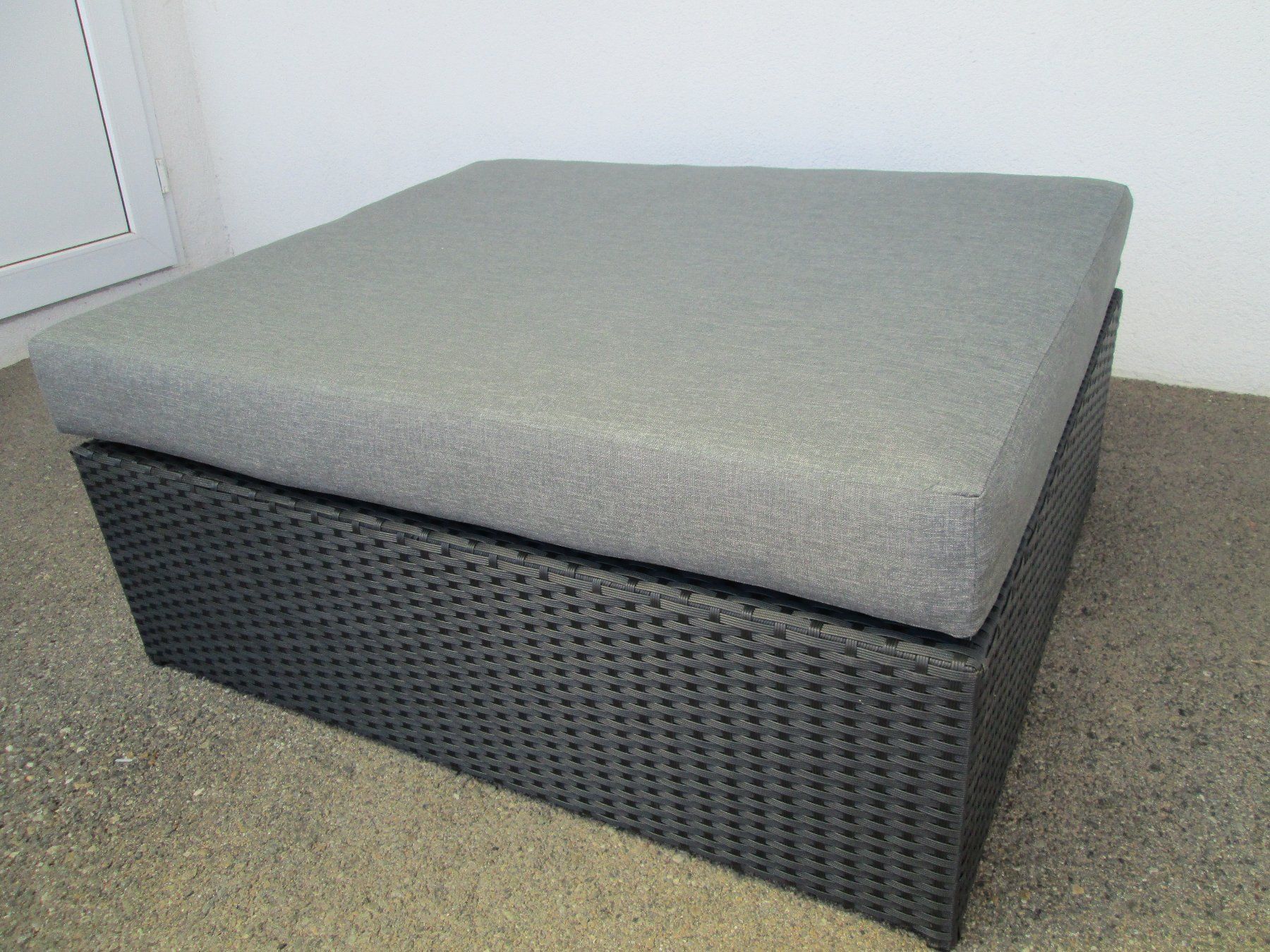 Sgabelli: Rattanlounge mit kiesen / Hocker. NEU – Usato da Movelier venduto da KRASI61