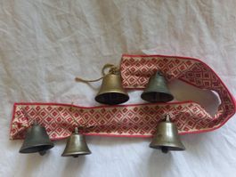 Lot de 5 clochettes anciennes sur tissu brodé à la main