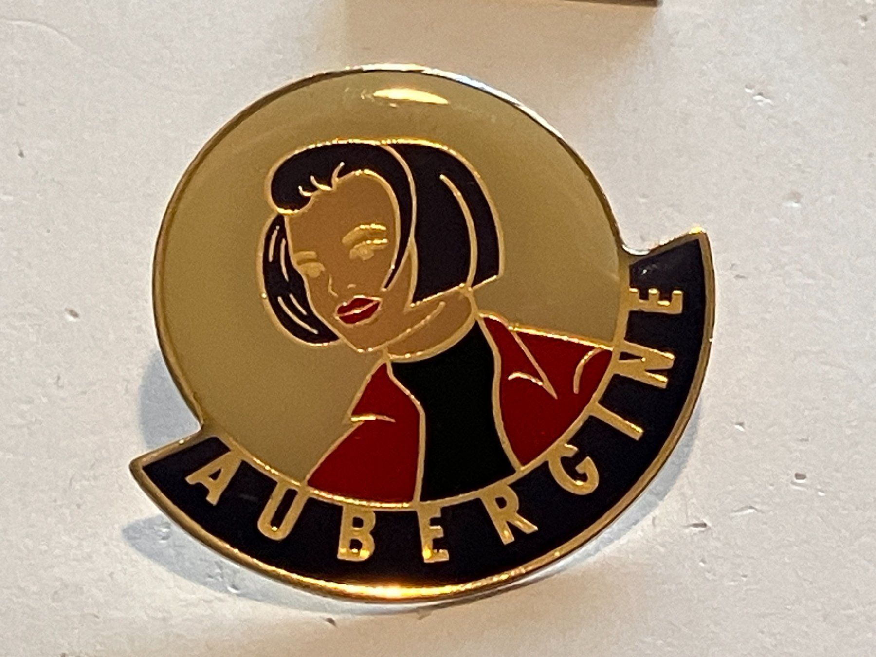 Placchette & Badge: 1 Pin Aubergine – Usato da Basel venduto da djwwpp