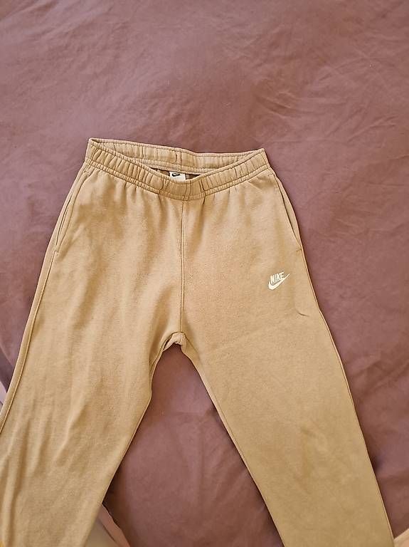 Nike Hosen: Nike Jogginghose beige  Grösse M – Gebraucht aus Luzern von Lin_1970