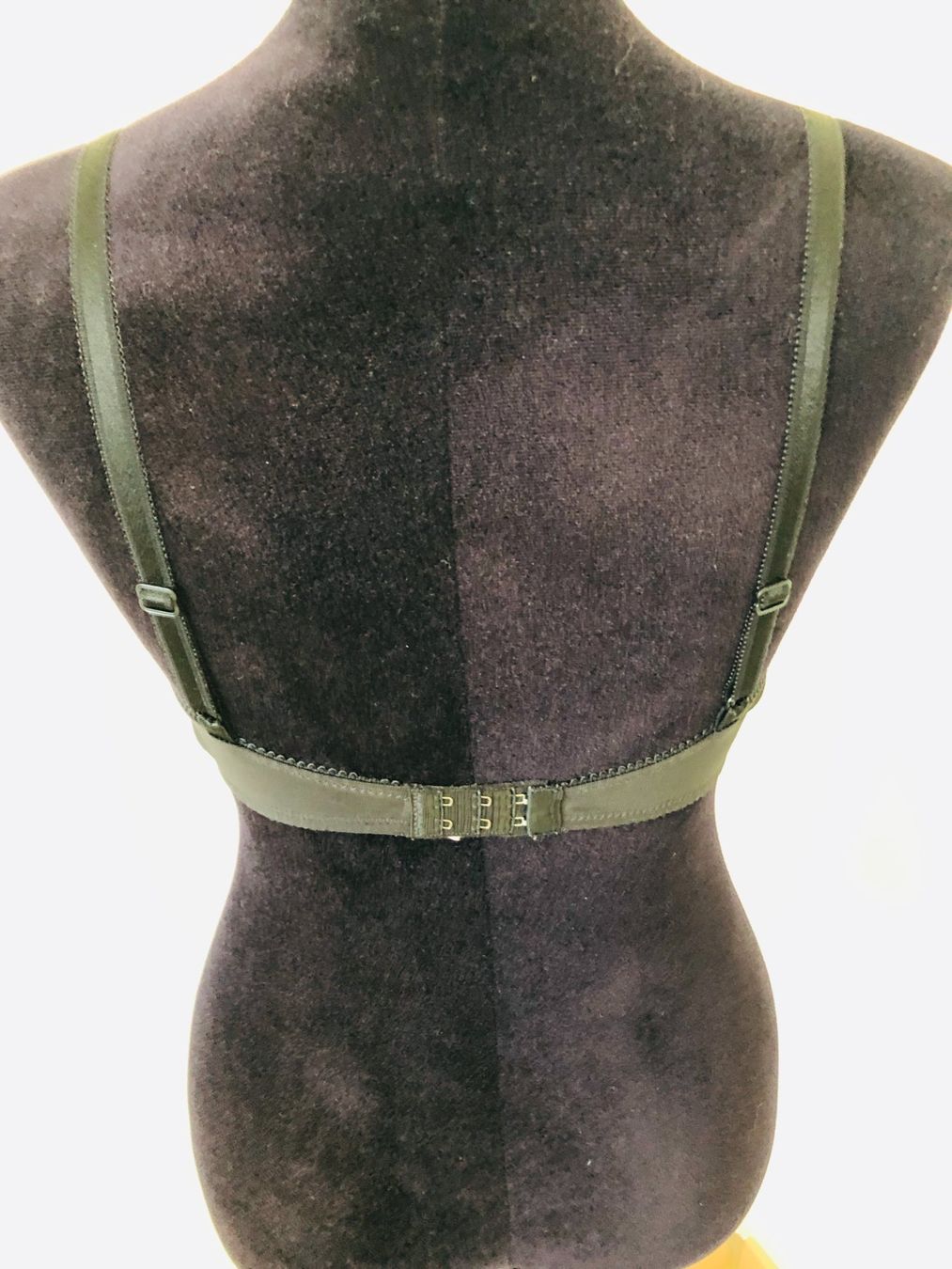 Triumph Altra biancheria intima: Schwarzer BH mit Spitze, Gr. 75C – Usato da Arlesheim venduto da OmnIa55 3