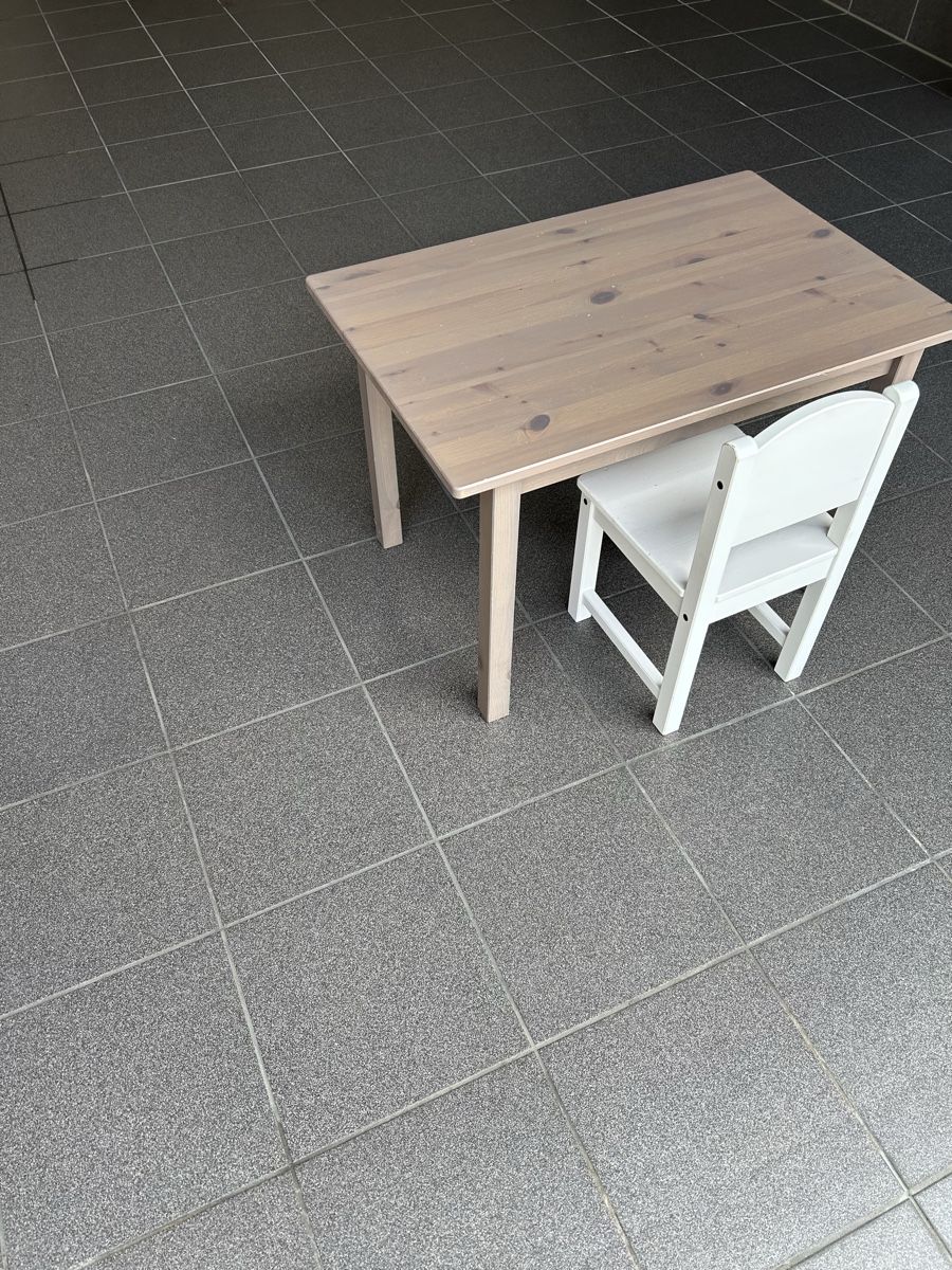 Bureaux: Ikea Kindertisch mit Stuhl – D'occasion à Gisikon par mgu_5ykh