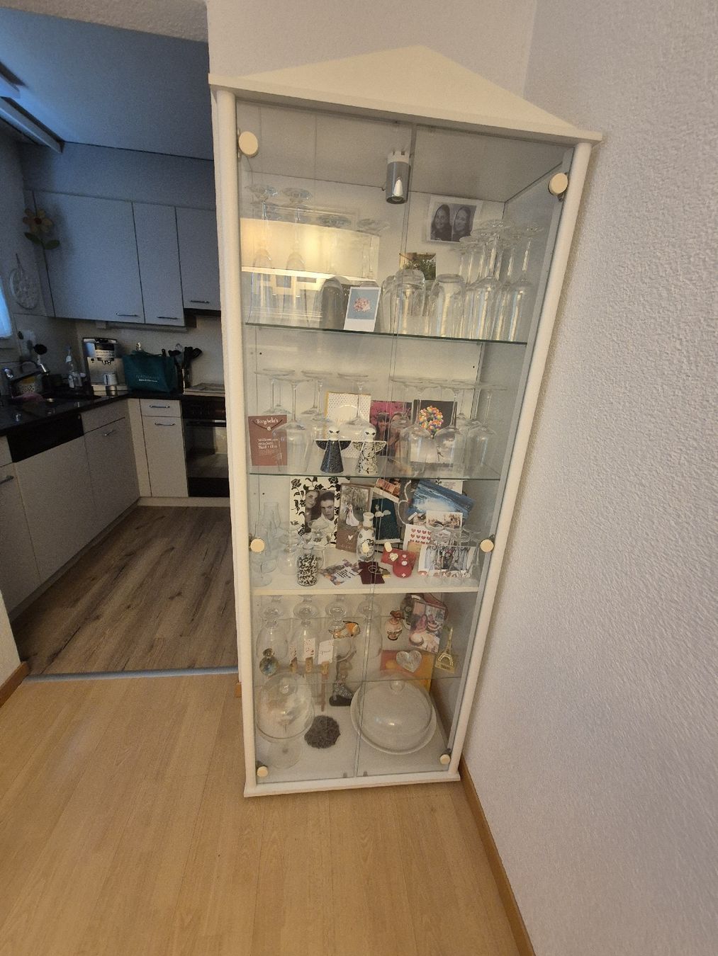 Vitrines: Muss raus, Eckvitrine weiss mit Glasfront  – D'occasion à Jona par MarySommer