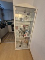 Muss raus, Eckvitrine weiss mit Glasfront 