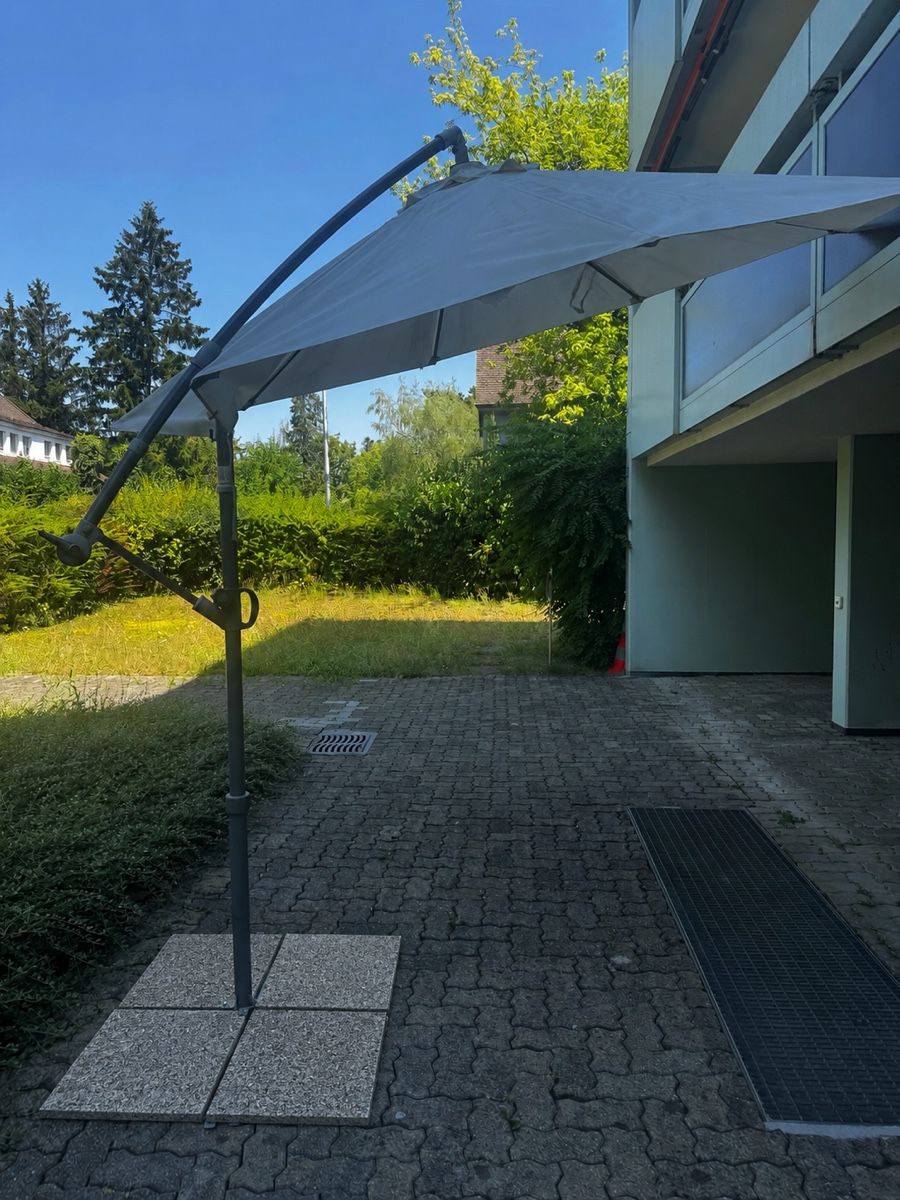 Parasols: Sonnenschirm Hängeschirm weiss mit Plattenständer – D'occasion à Basel par bau_6tk8