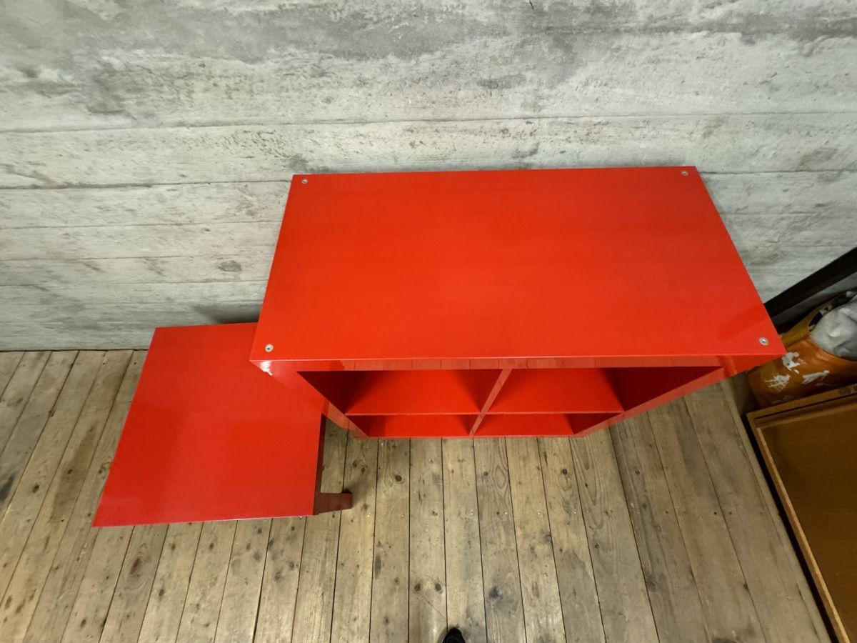Set di tavolo e panche: Rotes Möbelset: Tisch und Regal – Usato da Münchenstein venduto da Eclipse6 1