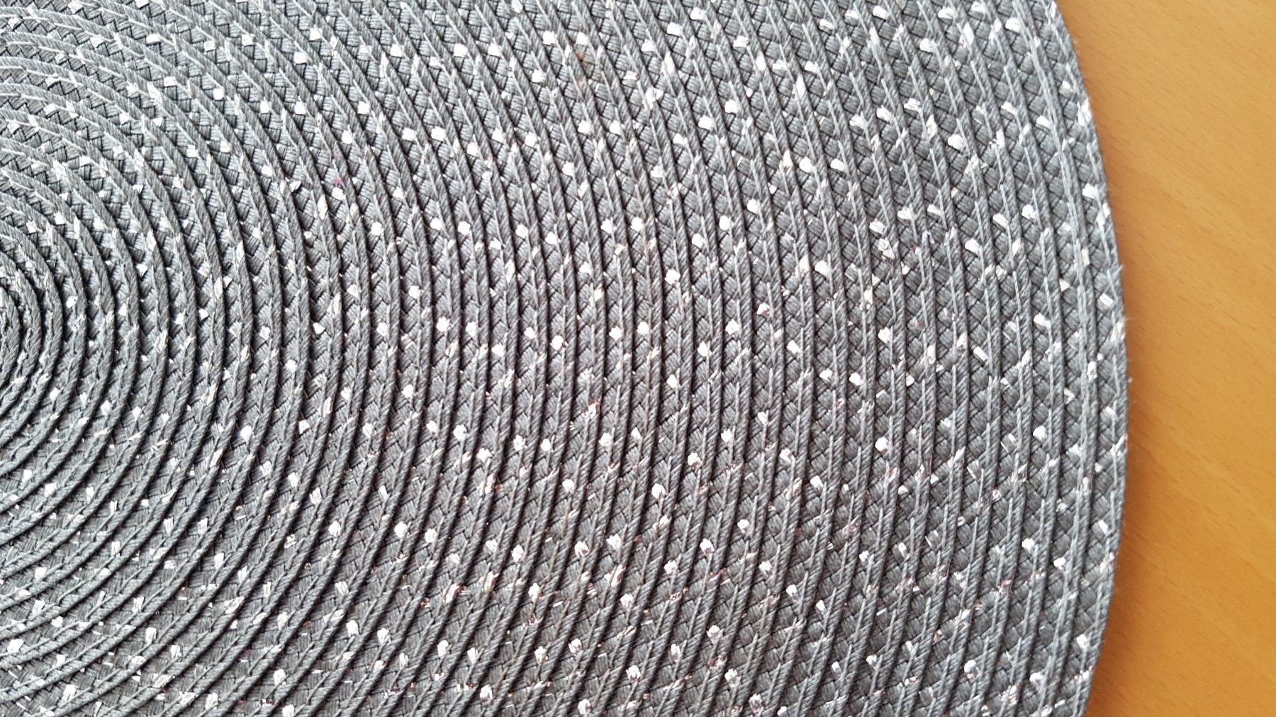 Set di tavolo e panche: Set de table tressé rond gris – Nuovo (secondo la descrizione) da Le Mont-sur-Lausanne venduto da olatiu 2