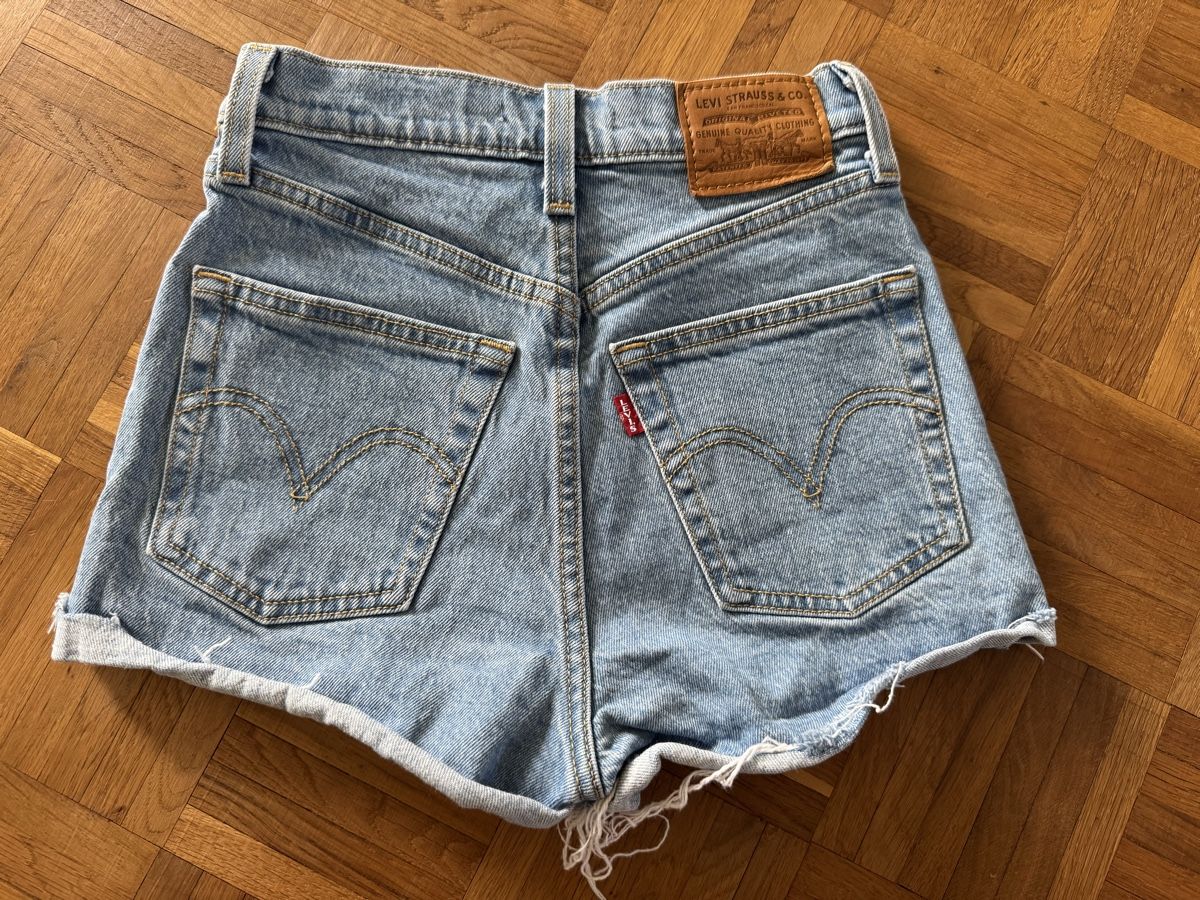Levi's Jeans: Levis ribcage shorts gr.23 – Gebraucht aus Buchrain von Jasikistler 2