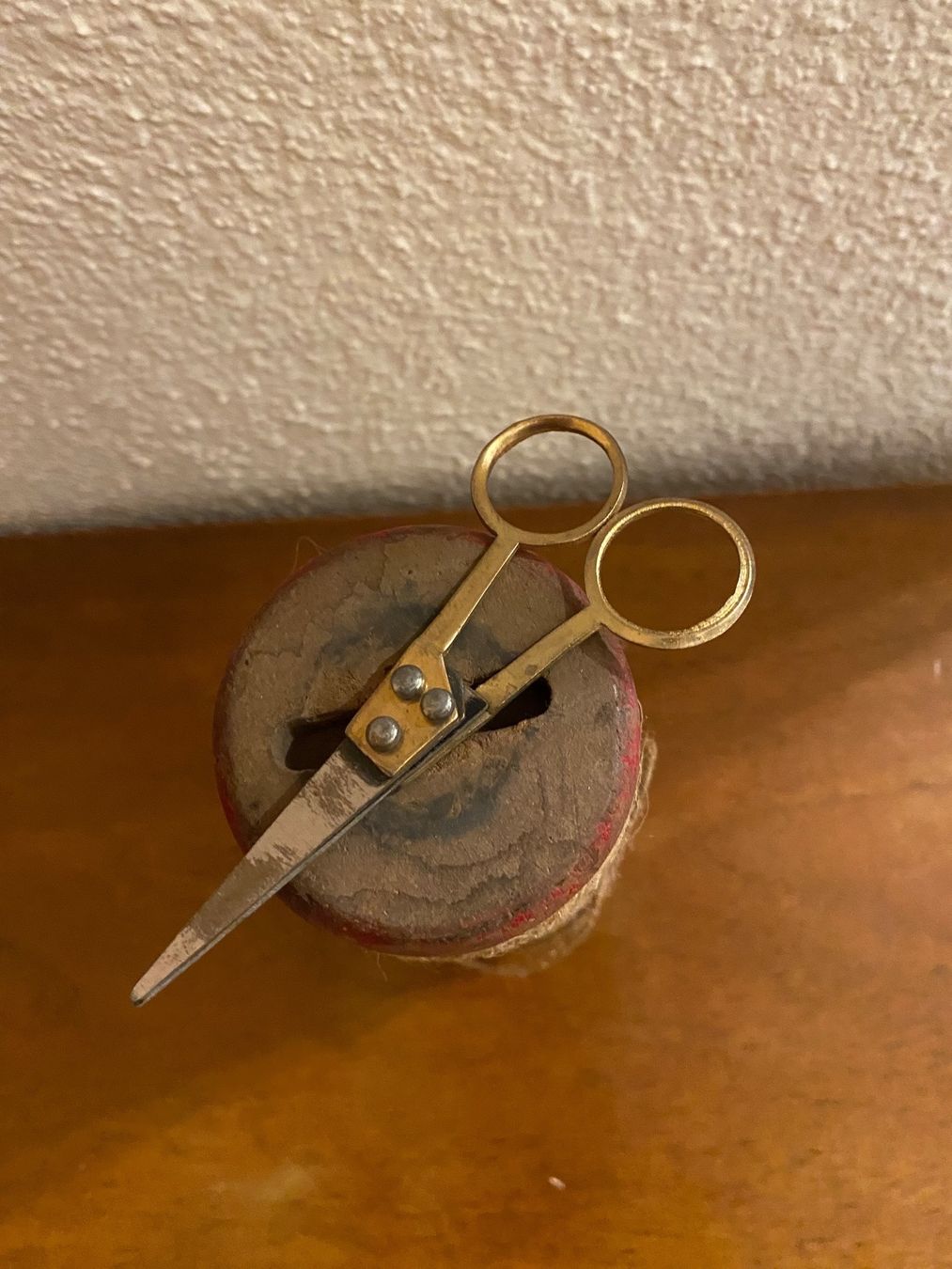 Supporti a parete: Alte Schnurrolle mit Schere – Usato da Gossau SG venduto da Dobby1974 1