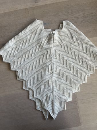 Wunderschönes Poncho, Beige mit Zickzackmuster & Golddetails