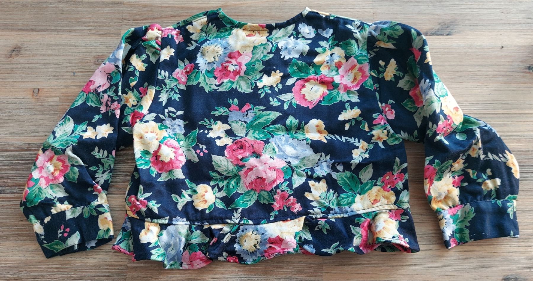H&M Pullover & Sweatshirts: Kinder Jäckli Blumenmuster Grösse 98 von H&M – Gebraucht aus Basel von Sinibini86 1