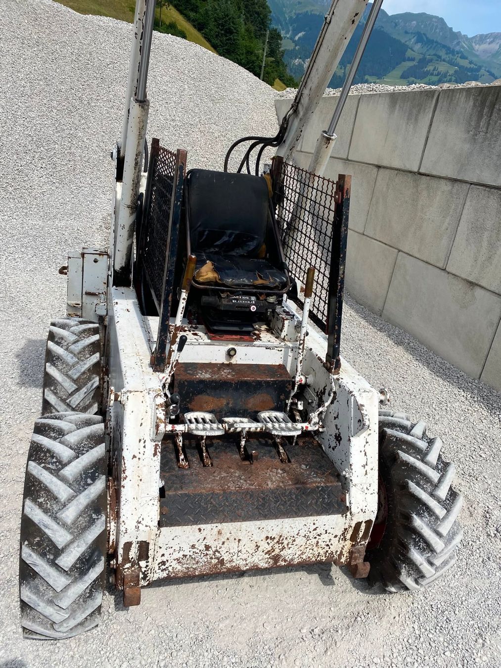 Hoflader: Kompaktlader R40VM, Nr: 1001-P – Defekt aus Kandergrund von 07071963 2