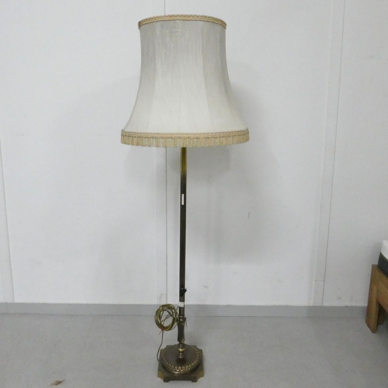 Lampade: Vintage-Stehlampe mit einem dunklen Metallschaft – Usato da Volketswil venduto da brockipfannenstil