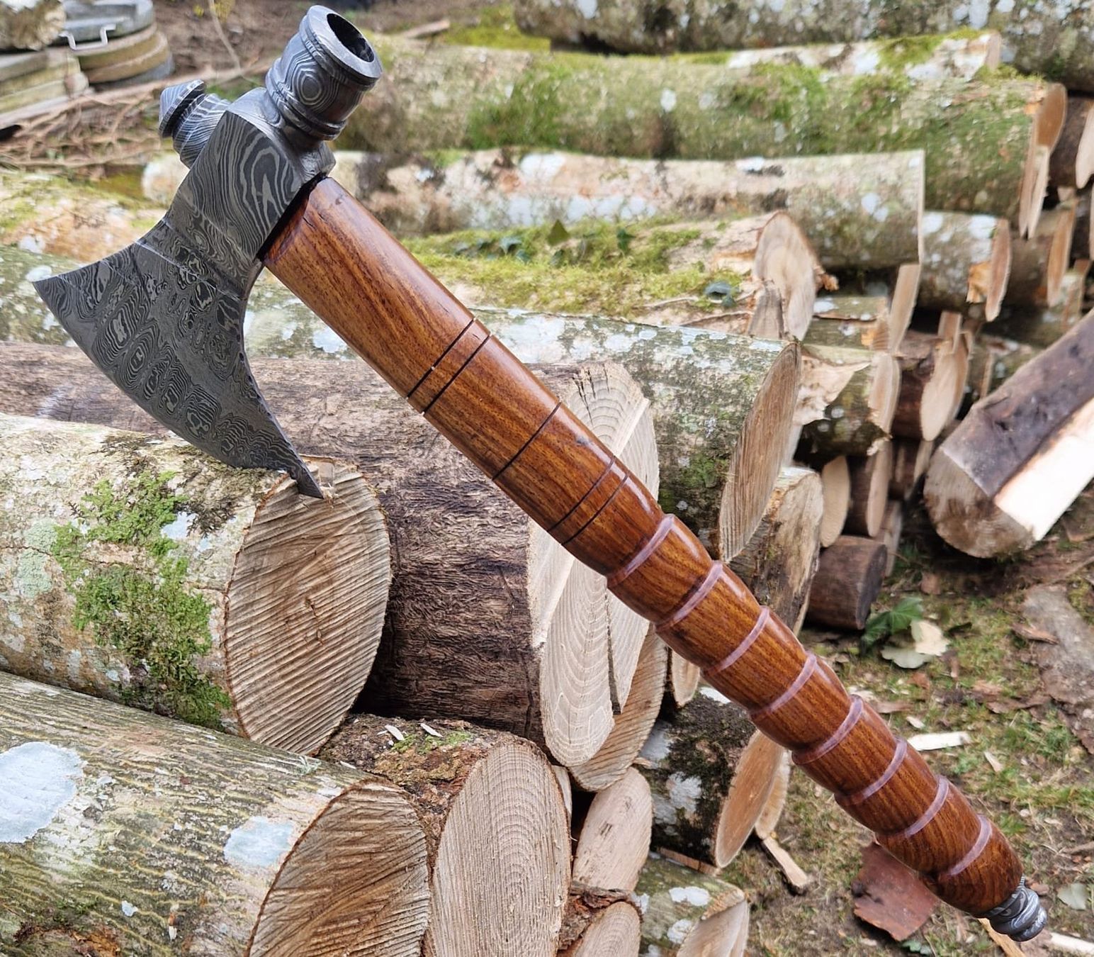 Militärmesser: Tomahawk Damast – Neu und originalverpackt aus Dorf von Messer-Schweiz