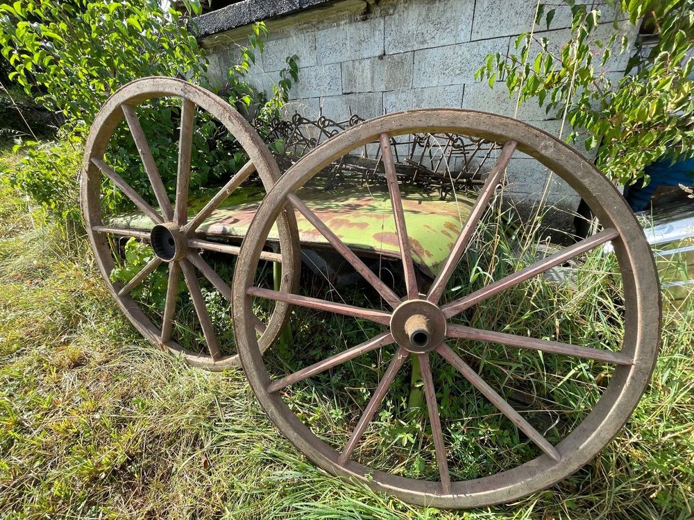 Dekoratives Wagenrad Aus Holz – 48 Cm Durchmesser, Rustikal Mit Metallbeschlag, Wetterfest