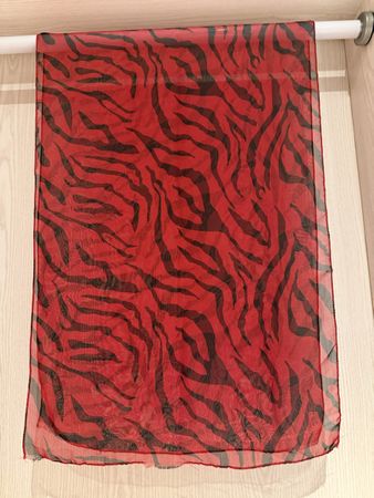 Roter Schal mit Zebra-Muster, perfekt für den Sommer!