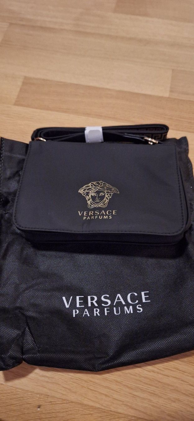 Versace Profumi & Eau de Toilette: Versace, sac + Dylan turquoise (100ml) – Nuovo e nell'imballaggio originale da Lussery-Villars venduto da pousinete02 6