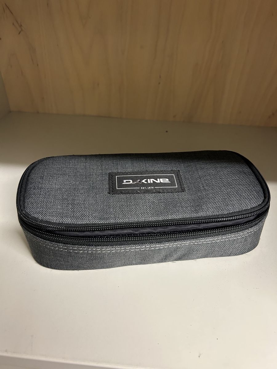 Dakine Altro in Scrittura & Disegno: Dakine Federmäppchen / Etui – Usato da Thun venduto da ann_j9cx
