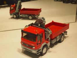 Mercedes Actros Kipplaster mit Kran - Siku
