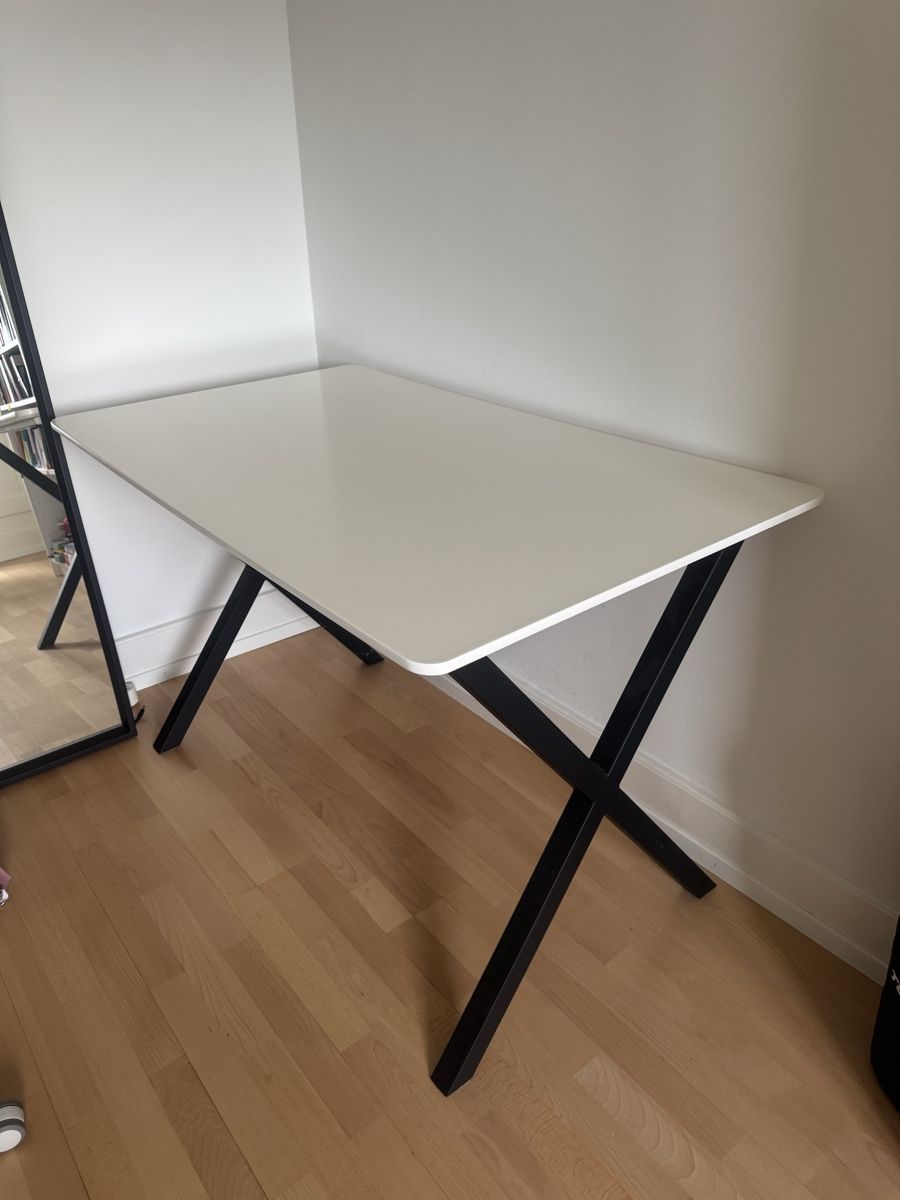 Schreibtische: White desk with black metal legs – Gebraucht aus Zürich von bir_w6ks 1