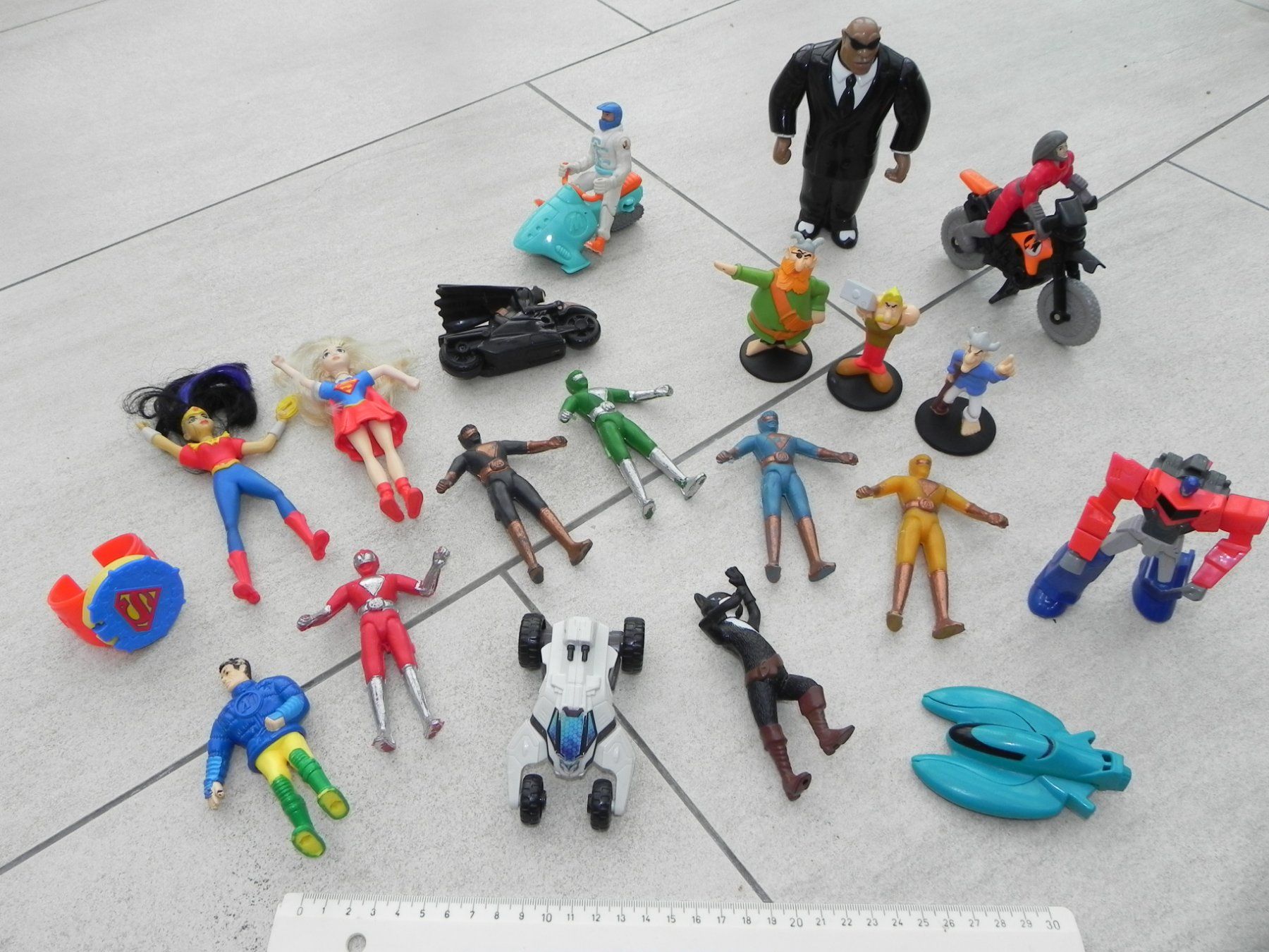 Spielzeuge: diverse Figuren Heldenfiguren Spielzeug – Gebraucht aus Stallikon von  1