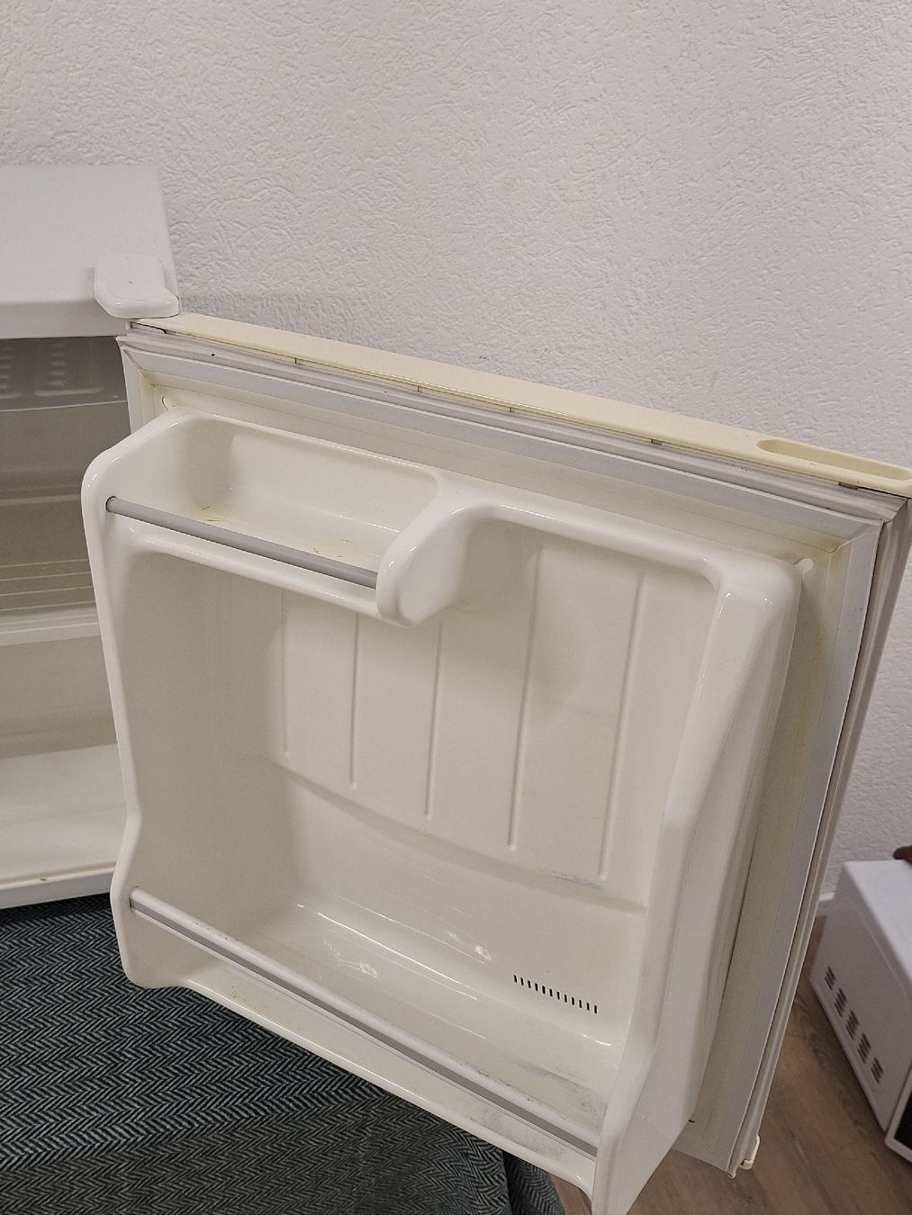 Frigoriferi: Kompakter Mini Kühlschrank – Usato da Grüt (Gossau ZH) venduto da wisdomio7 2