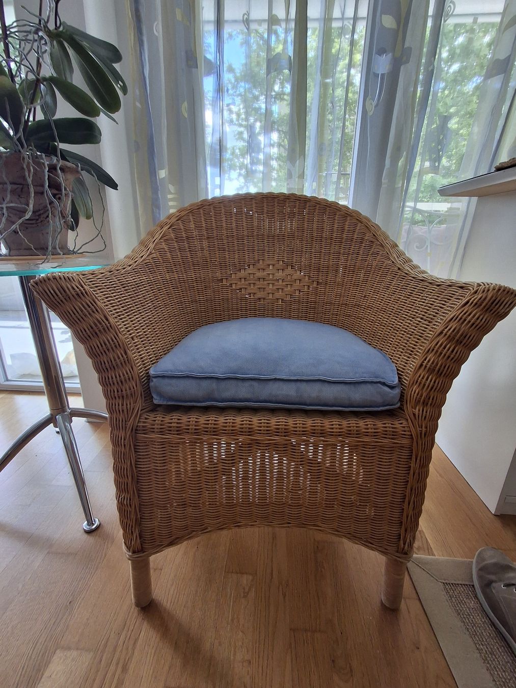 Fauteuils: Korbstuhl mit blauem Polster – D'occasion à Bäriswil BE par vonys