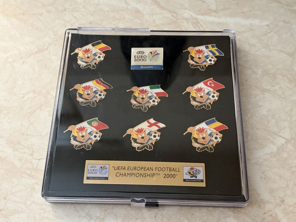 Fifa Plaketten & Abzeichen: Pins-Box EM 2000 Brüssel – Gebraucht aus Inkwil von RetrOhyeah_Schweiz 1