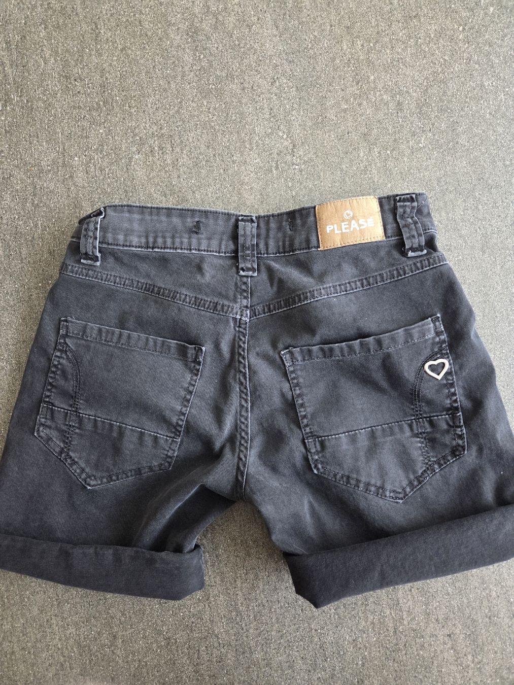 Please Jeans Pantaloni: Please Shorts schwarz, Grösse XS – Usato da Mels venduto da Melina3 1