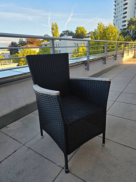 Set de table et chaises: Meubles extérieur - Table + 8 chaises  – D'occasion à Lausanne par mde_jg5r 1