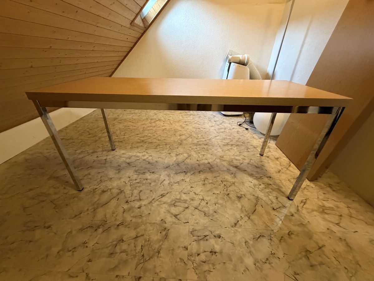 Scrivanie: Holz-Bürotisch mit Metallbeinen – Usato da Zürich venduto da svj_mdb8 1
